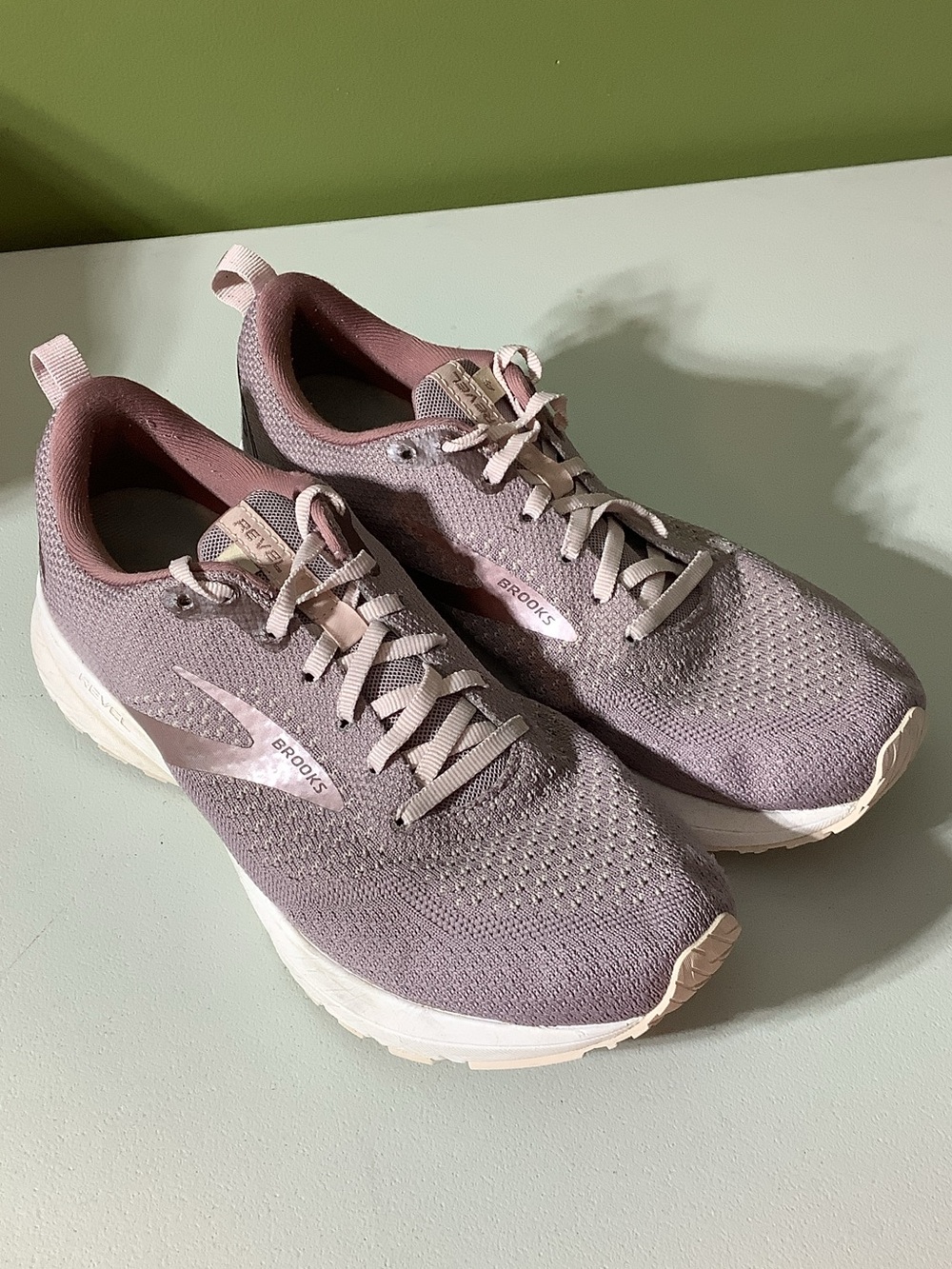 Brooks Revel 4 light dusty rose, size 10